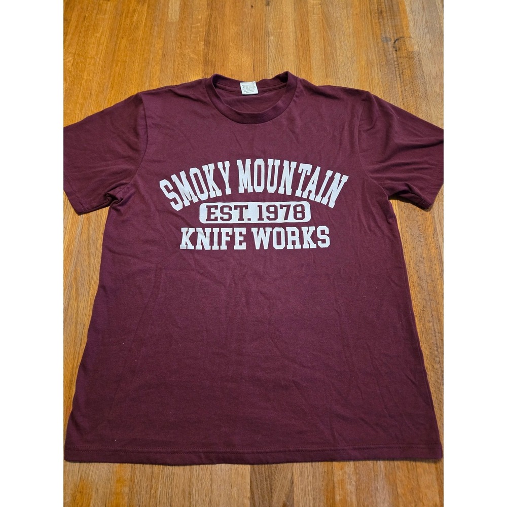 Crazy Apparel Men Small Maroon Smoky Mountain Knife Works 1978 Graphic‎ T-Shirt